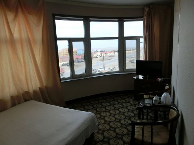 普通の観光客が来るような所ではないから、外国人を泊める時は警察に連絡することになってるんでしょうね。<br /><br />一泊１００元（1900円）<br />角にあるから窓が広いし、Wifiも快適に入る。