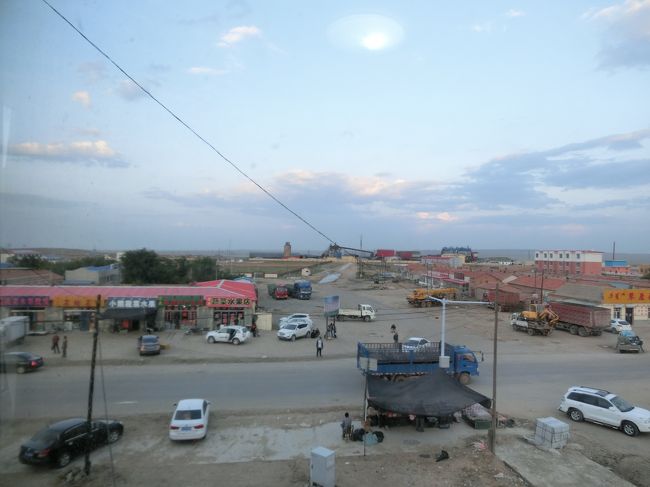 こっちが東側。<br /><br />商店や食堂や小さなホテルもいくつかある街。<br />奥の方に遠くからも見えていた何かの工場がある。