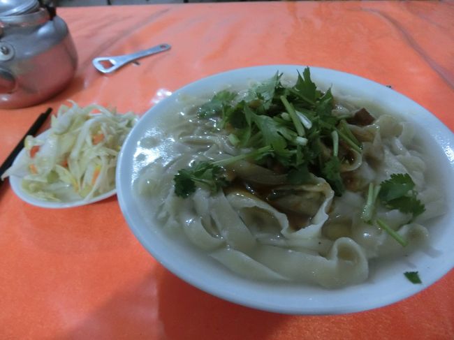 今日もご飯ものが食べたかったんだけど、適当なお店がなくて結局刀削麺にした。<br /><br />ここのは白いスープで量もたっぷりで美味しかった。<br />お金を払おうとして厨房に居るお店のおばさんに声をかけたら、「いいよ、いいよ」<br />という感じで手を振っている。<br />え、なんで、お金払わなくていいの？戸惑っていると隣にいたお店のおじさんも「いいからいきなさい」という感じで出口を指差している。<br /><br />本当にいいのかな、お店出ちゃうからね。