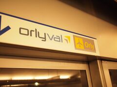 シャルル　ドゴール空港から　オルリー空港は　バスが　簡単。
ただ　オルリー空港から　パリ市内には　この　電車が
（Orly val線）が　便利　
この電車だけ買うと　市内まで行くのは　高いから　
一日券を　かいます。
オルリーヴァル線も　含まれるから　やすくなる。　