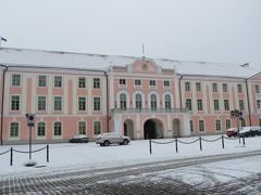 2014/11/29　雪のタリン旧市街へ

国会議事堂・・・
元々は、トームペア城で、５０ｍの崖の上に、１３〜１４世紀に建てられたそうです！！
アレクサンドル・ネフスキー大聖堂を回ったところにあります・・・