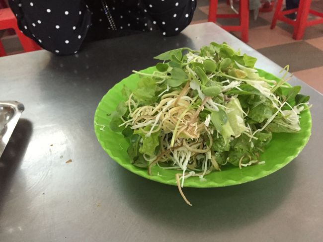 パクチー<br />野菜<br />入れ放題<br /><br />お店はあまりきれいではありませんが、<br />