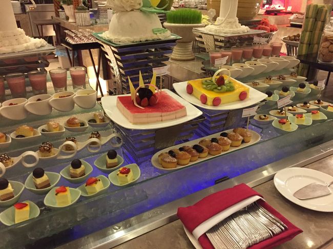 ホテルのブッフェは<br />デザートでもたくさんあります