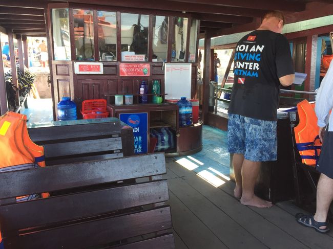 ダイビング<br />ショップはブルーコーラルダイビング。<br />やりとりは英語でメールでやりました。<br />ちゃんとしてました。<br /><br />船のスピードが超遅い！<br />日本人もゼロ。<br />グリーフィングもほぼ聞き取れず。<br />視界も超悪い。