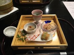 ホテル内の日本料理、あづまで夕食です。