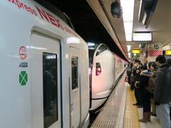 自宅から西武線と丸ノ内線を乗り継いで『東京駅』から出発です。

なにやら人だかりができているかと思えば、成田エクスプレスの切り離しを行っていました。