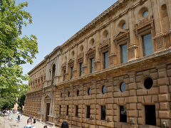 アラブ式浴場跡などを眺めつつ、カルロス5世宮殿にやってきました。