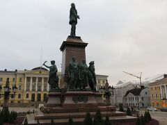 2014/11/30　元老院広場（セナーティ広場）

元老院広場にやって来ました！！
ここには、ロシア皇帝アレキサンドル?世像が建っています！！
