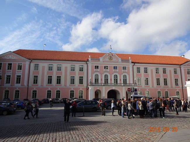 アレクサンドロフスキー聖堂と広場を挟んで向かい合うのは「トームペア城」です。<br />綺麗な建物で中もみたいところですが、時間指定のツアーしかないので外観だけの観光です。