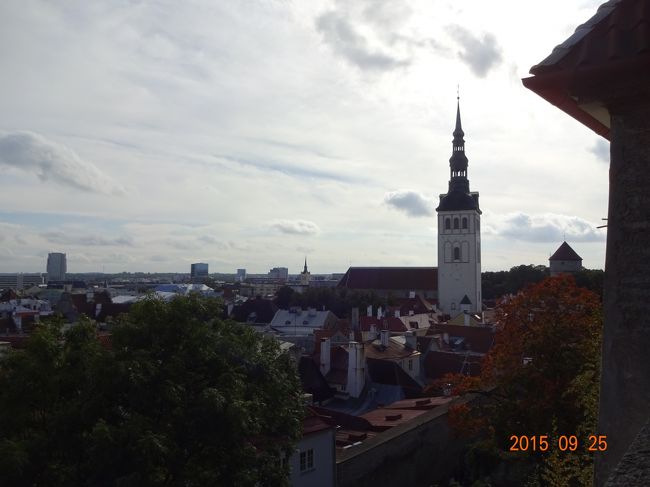 南側を見ると「聖ニコラス教会」の塔が勢いよく建っています。