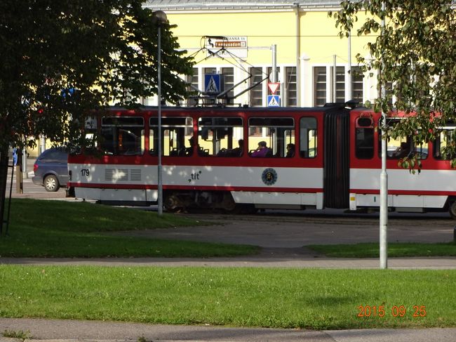 土産物も買ったのでそろそろ市民ホール港へ向かいます。<br />ゆっくり買い物をしていたら、余裕だった時間も結構押してきてしまいました。<br />タリンカードは精力的に使ったのですが、旧市街内のみの観光となったので元は取れませんでした。<br />このトラムにも乗ってみたかったなあ。