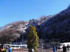 電車からの見ると、家々の屋根に雪。
まさかと思うも、
高尾山口駅前から山を望むとこの通り。