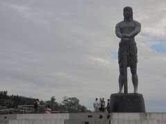 まず見えてきたのは、巨大なラプラプさんの像。

ラプラプさんは、旅人の憧れ、史上初の世界一周を試みたマゼランがフィリピンにやって来た時に討ち取ったフィリピンの英雄。

にしても、凄い大きさ、10m以上もある。