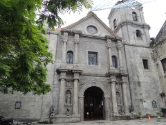 道なりに進むと左手に出てきたのは、世界遺産サン・オウガスチン教会。

日本と同様、地震が多いフィリピン、歴史的な建物も地震で結構倒壊してるそうですが、この教会は1600年頃に建てられて以来一度も倒壊することなく残り続け、「地震のバロック」と言われています。

じゃ、中にお邪魔しまーす。