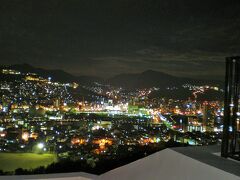 宿泊したホテルは稲佐山の中腹にある「稲佐山観光ホテル」。
ホテルの各部屋や屋上からは長崎の夜景を望むことができます。