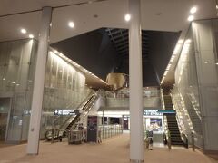 チェックインを済ませたら、プレミアムレーンでセキュリティチェックを済ませ出国手続き
第5サテライトのANAラウンジに行ったところ痛恨のクローズだったので