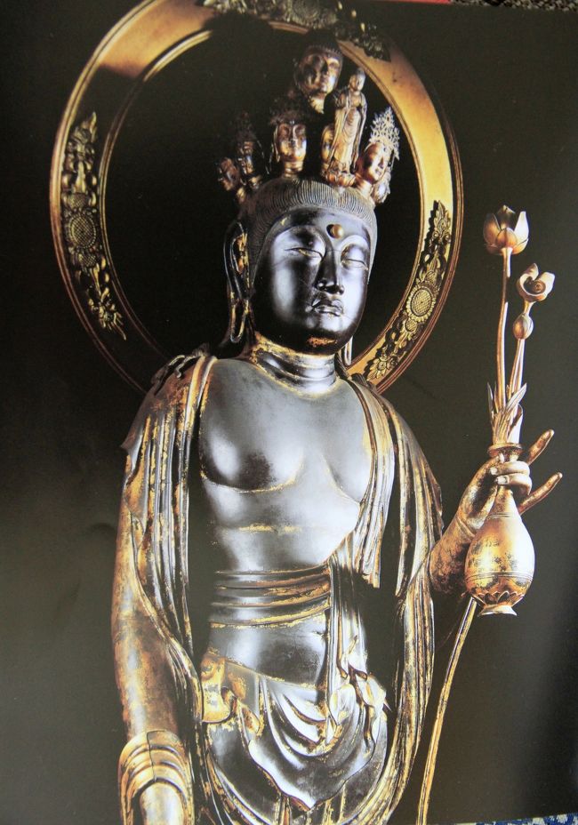 気品と威厳に満ちた仏像