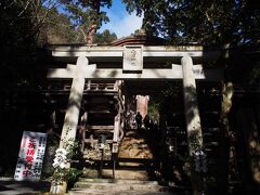 途中にある由岐神社にお参り