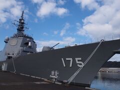 イージス護衛艦みょうこうです！！
こんな間近で見られるなんて…

舞鶴では、土日祝日に自衛隊桟橋を一般公開しているんです。
季節によっては甲板上での見学もあるみたいです。その時また来たいですね