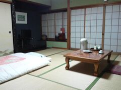 部屋にバス&トイレ無し。かなり安い旅館なので不安だったけど・・・
洗面所はついてるし鍵もかかる、広くて綺麗なお部屋です^^

