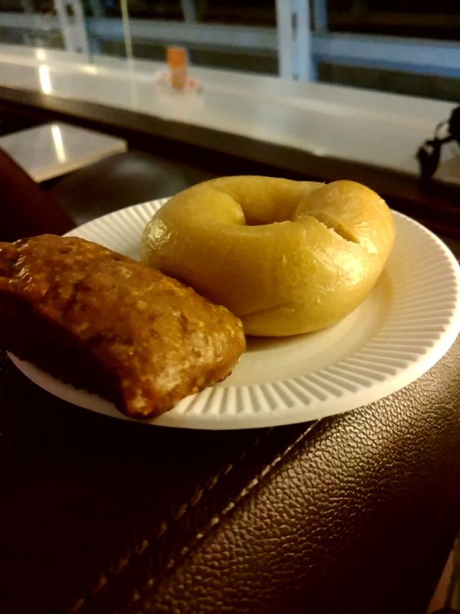 羽田第2のカードラウンジを初めて利用しました。第1のクロワッサンもいいですがこちらのベーグルも中々美味しいです。