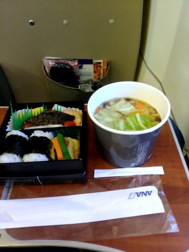 プレミアムクラスのGOZEN。鮭のちゃんちゃん汁が熱々で美味しかったです。それからいいお米を使っているのかおにぎりも何気に良かったです。