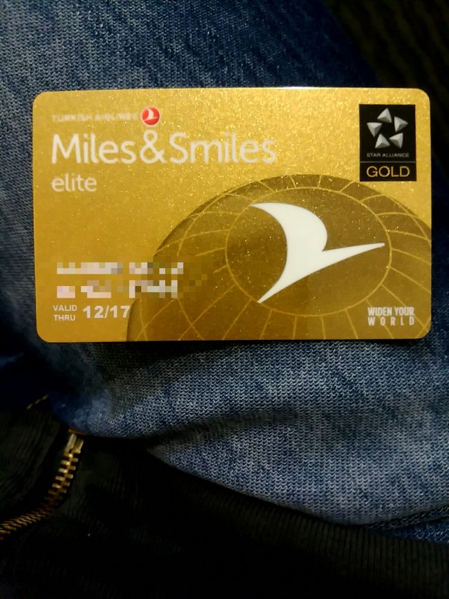 那覇に到着。再度カウンターで今度は国際線のチェックインをしました。まずは成田に行きますがこの区間は国際線の国内区間でポイントが多少いいのでアップグレードはしませんでした。ここでようやくトルコ航空エリートカードの出番が来ました。去年JALサファイアを獲得。そこからアリタリア航空のステータスマッチ、さらにトルコ航空ステータスマッチでスターアライアンスゴールドを手に入れました。チェックインの時に提示したらスタアラゴールドのステータスで沖縄-成田、成田-クアラルンプールのチケットを発券してくれました。どちらもエコノミーですがこれでラウンジが使えます。勿論マイルがANAに貯まる事は確認済みです。