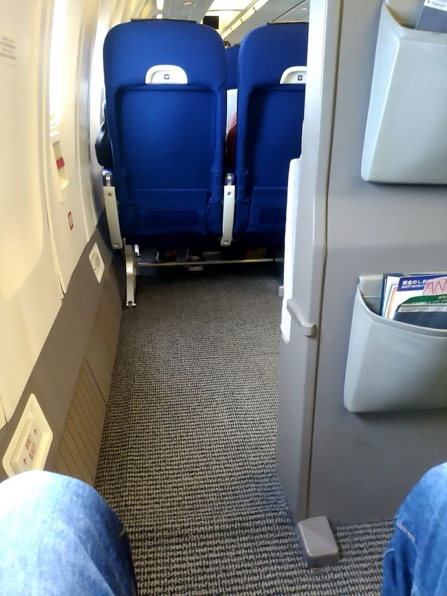 沖縄発成田行はどちらも沖止めでした。21Aを取ってましたが前がむちゃくちゃ広かったです。KUL行のチケットは発券済みなので成田空港に到着後は乗り継ぎでそのまま保安検査場に向かい制限区域内に入りました。