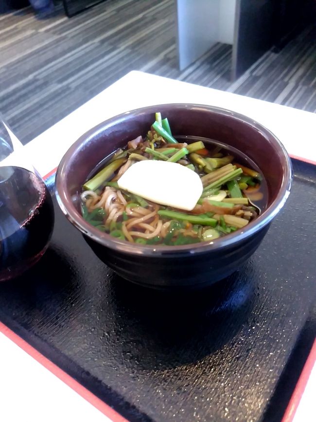 ANAの国際線ラウンジは初めてです。2箇所とも見てみましたがあまり違いは無さそうです。奥の方にヌードルBARがあり山菜そばを頼みました。