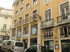 　　ここがやすいホステル　　ロシオ広場もすぐそこ
　５５００円
　　ただの　朝食付き　パン　フルーツ　紅茶　ヨーグルト食べ放題
　　