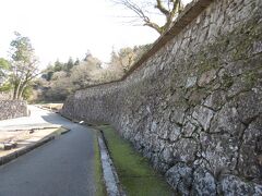 　人吉城跡へ。鎌倉時代から幕末まで相良家によって治められていた城跡は、大きくて驚きました。
　また、駐車場から直ぐの石垣は、「武者返し」と呼ばれている石垣で、防火のために「はね出し」という工法を用いて造られたようです。この工法は、函館の五稜郭や江戸湾台場など日本では数例しか見られないヨーロッパ式の石垣です。