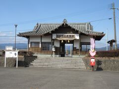 　人吉市内から約25分で、くま川鉄道「おかどめ幸福駅」へ。
神殿作りの無人駅は、この建物と「幸福」という名前につられ、縁起と幸福を願って訪れる観光客で隠れた人気になっています。単純な人ですね−−−私です。
　今、日本で唯一「幸福」のつく駅！！で〜す。