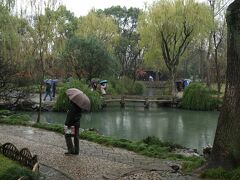 「拙政園」「東園」
http://www.szzzy.cn/Jp/List?Column=10


期待に胸を躍らせ、「拙政園」内に入ると、、
そこは池を中心の　水と緑をふんだんに取入れた　

　　　自然あふれる庭園でした、、


　　　　



　　
　　
