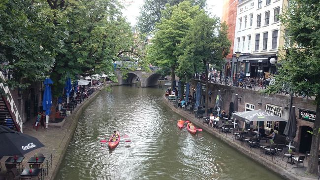 私は先回りしたりして橋の上から撮影しましたが、カヌーからの目線で眺める運河のほうが、格別だったことでしょう。<br /><br />あぁ、出来れば徒歩一時間ではなくて、観光用ボートに乗りたかった母でした・・・。