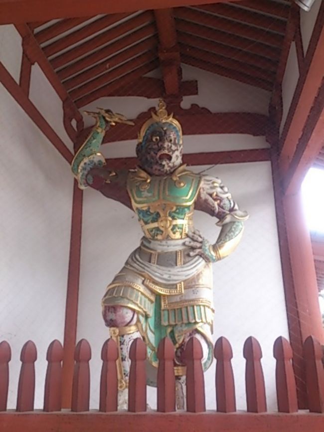 当日参拝券を利用して薬師寺へ。<br />参拝券を切ってくれるお姉さまが「写経ありがとうございます」と言ってくださったのがなんだか嬉しい。<br />カラフルな阿吽像。