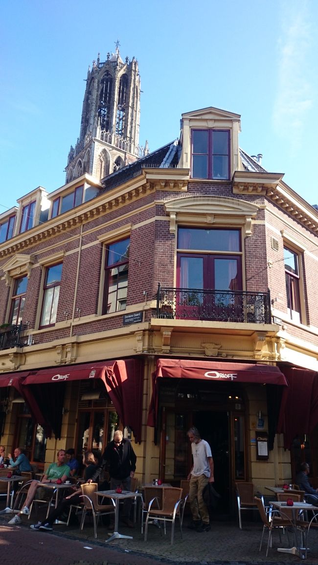 ３日目<br /><br />大好きなディック・ブルーナさんが、かつて毎朝訪れていたというカフェ。<br />こちらで、遅めの朝食をいただきました。<br /><br />後ろに見えているのは、ドム塔です。