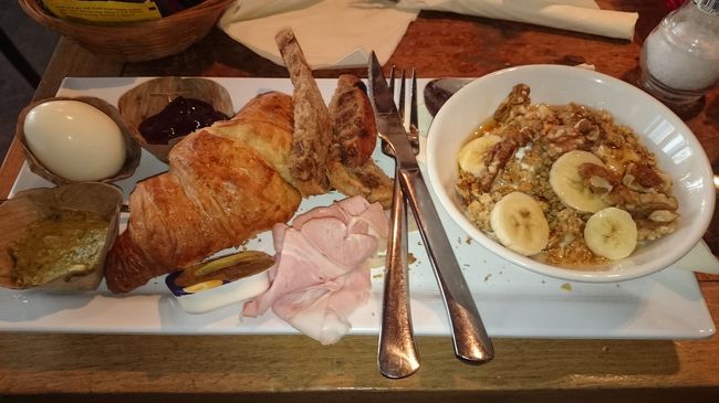 子供が頼んだモーニングセット。<br />ワンプレートに乗っていますが、かなりの量があり、小５の息子は食べきりませんでした。<br />残した分は、もちろん私が。<br /><br />英語のメニューもあります。