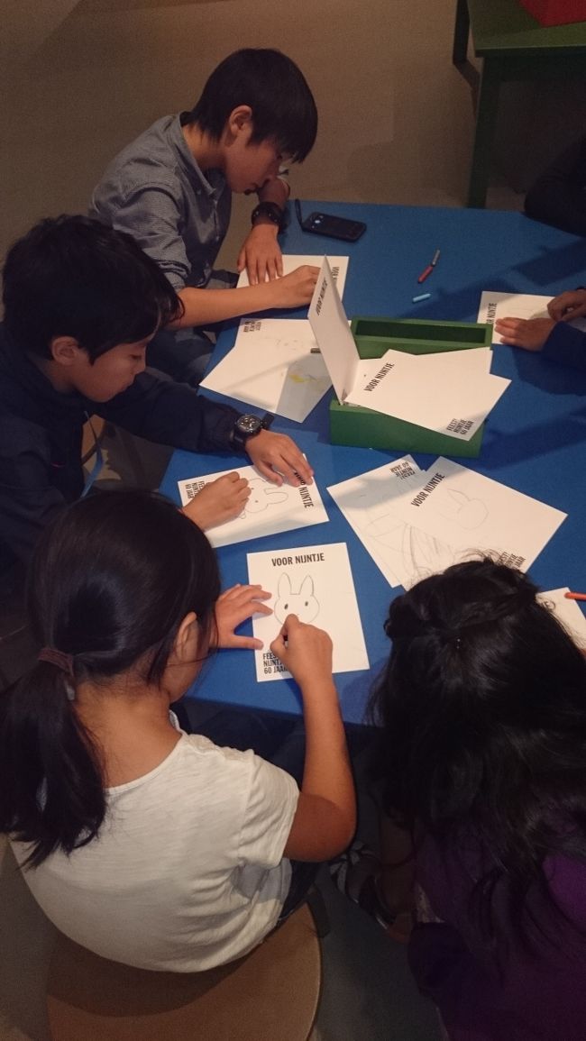 ナインチェにお祝いのメッセージを書いている子供たち。