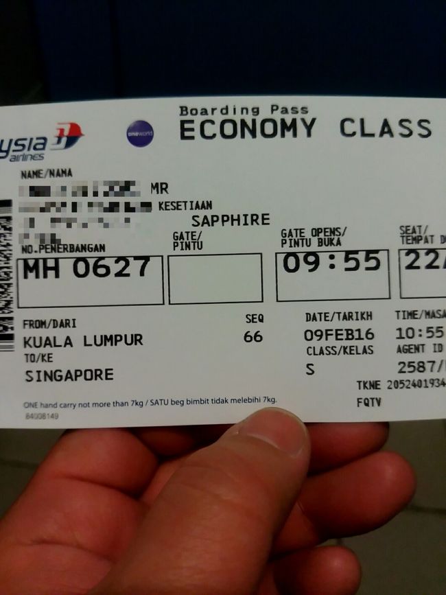 マレーシア国際空港には定刻どおり23時55分頃到着しました。事前にマレーシア航空には問い合わせしていましたが、トランスファーのカウンターは夜中でも受付しているとのことで早速搭乗券を発券させてもらいました。