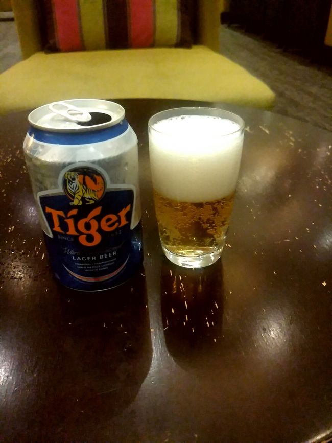 搭乗券にJALのサファイアが印字されているのでワンワールドのラウンジを使えます。時間も遅かったのでとりあえず到着したサテライトにあるマレーシア航空ゴールドラウンジに行きました。肘掛けのない独立ソファーをくっつけて寝ている人が数人いたので自分もやらせていただきました。結局ほとんど眠れませんでした。因みに本当に熟睡したければアイマスクと耳栓は持っていった方がいいと思います。