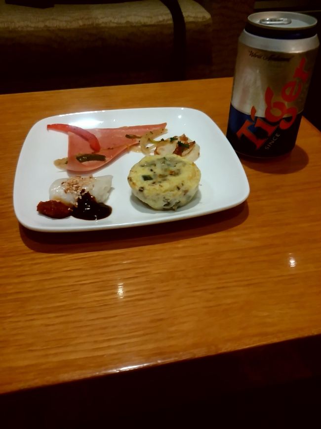 次にキャセイパシフィックのラウンジに行きました。軽食中心で特に郷土料理などはありませんでしたが人も少なく落ちついた感じを受けました。