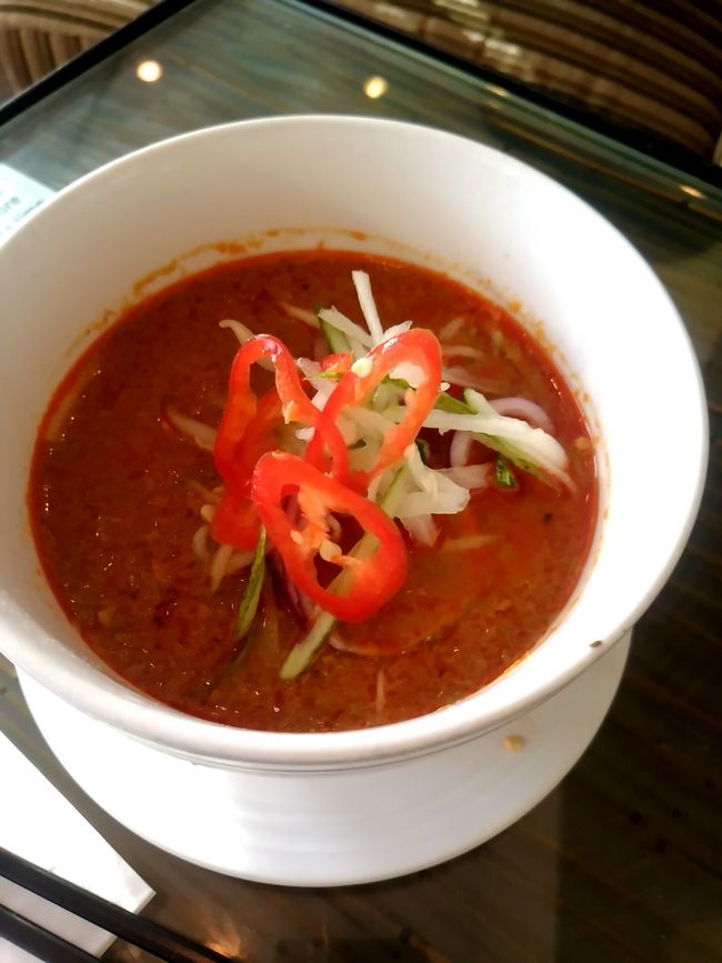 ラウンジの最後は空港本館にあるゴールデンラウンジリージョナルです。昨日の夜を過ごしたゴールデンラウンジサテライトの方が大きいのですがなんせ深夜だったのでバーカウンターが閉まっていましたがこちらは開いていました。ヌードルバーでラクサと言うマレーシアの麺料理を頼みました。味はまあまあと言った所です。