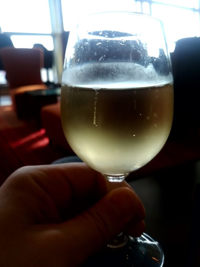 周りを見渡しても朝からお酒飲んでる人はいなかったようですが試しにバーカウンターでシャンパンを頼んでみたところちゃんと作ってくれました。<br />ラウンジを出た後はいよいよシンガポールに向かいます。後半戦につきましては近い内にアップします。<br />元々がSFC修行なので旅行記としては全く面白くないと思いますがほんの少しでも今後修行される方の参考になればと思ってます。お付き合いいただきありがとうございました。