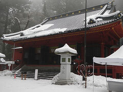 二荒山神社は立派な建物ですね。雪があると厳かさが違います。
無事登頂をとお祈りしていきました。
