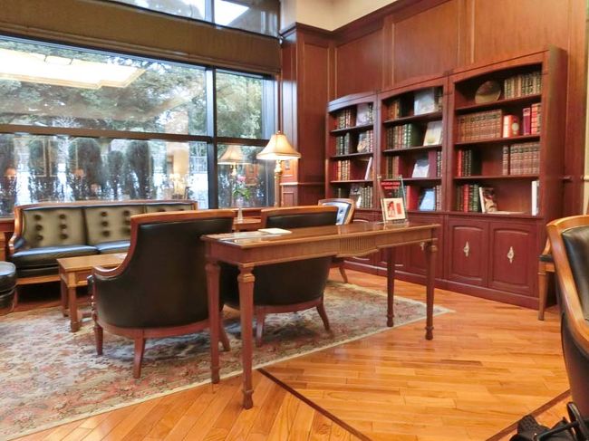 ロビーに座ってまずチェックイン。<br /><br />お寺関係の美術書がたくさんあります。