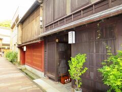 【ほやさけ : ひがし茶屋街の一軒宿】
http://hoyasake.jp/

京都にもありますが、
こんな古風な街並みには歩くだけなくて、ぜひ泊まってみたい
それを実現させていただくべく、
ほやさけさんに泊まってきました