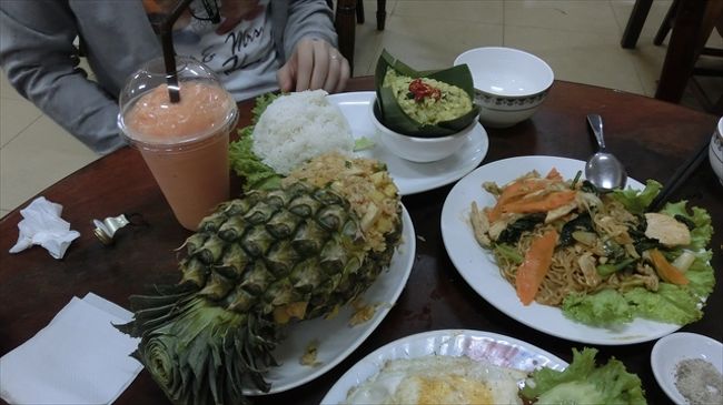 LyLyレストラン<br /><br />　その後、食事をするためトゥク・トゥク(2$)でLyLyレストランへ。LyLyはガラガラで目当てのスープ類は既になかったが、クメール料理とアンコールビールで満腹に。パイナップル・チャーハンがおいしかったのにはびっくりした。<br />　　初日にしてラッキーモールや他のスーパーでお土産をゲットしてトゥク・トゥク(2$)でホテルに戻る。<br />