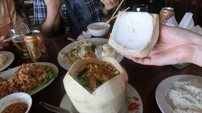 SREY KOULEN RESTARANT<br />　　　ガイドさんの分を含め51$でした。<br />　　　<br />　　　ヤシの器に入ったアモックがおいしかった。以後、毎回食事には注文しました。<br /><br /><br />12:30　昼食<br />13:45　出発<br /><br /><br />