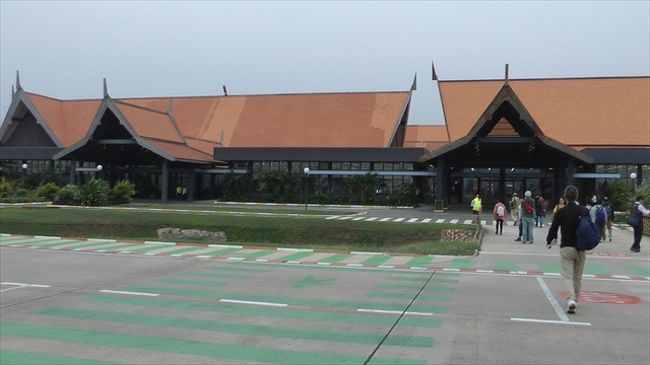 シェムリアップ空港<br /><br /><br />1月24日  <br /><br />9：50　 搭乗ゲートを離れる。（予定は10：00　成田発　VN 311便　　B787-9）<br /><br />現地時間<br />14：10　ハノイ着<br /><br />15：40　ハノイ発 VN 837便　　A321（予定は15：30発で17：10着）<br />　　私たちの乗る予定の飛行機は17：10発で18：50着のVN 839便でしたが、乗り継ぎカウンターで前の便に変更してもらっている日本人グループがあり、私たちも仲間に入れてもらうことに。荷物も変更した便に乗るのか心配であったが、そのグループの人が確認してくれたので変更を依頼。ラッキーにも変更シートはビジネスクラス。手厚いもてなしを受け大満足。ただし、シェムリアップで迎えのガイドを待つことになるが、空港で待つことを覚悟。（初めての添乗員なしの乗継で心配していたが、Transferの案内板に沿っていくだけで、簡単に乗継ができました。）<br /><br />17：20　シェムリアップ着<br /><br />　飛行機を降り、空港案内員に連れられ徒歩で入国審査へ向かう。<br />無事に荷物も着き、出口に。ところが休むところなど見当たらない。ツアーの現地連絡所に電話し、早く迎えに来てもらうよう交渉するため架け方はわからないが、まず電話を探すが、これも見当たらない。英語も話せない私たち、「日本語わかりますか」と手当たり次第に声をかけていたら、HISのプレート（後に判明）を付けた人が声をかけてくれ、現地連絡所と連絡が取れ、自分たちだけでタクシーでホテルまで行くことになった。タクシーは出口の横に予約場所があった。HISのガイドさんにお礼を渡し出発。<br /><br /><br />