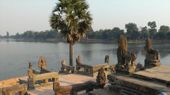 スラ・スラン<br />　　王様用のプールだそうです。<br /><br /><br />16:06　スラ・スラン　<br />16:17　出発